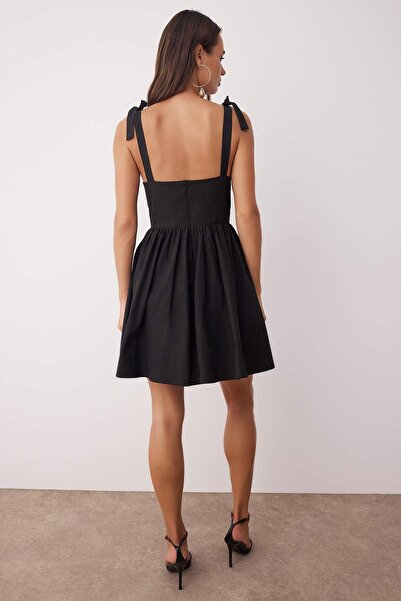 Trendyol Collection Popelínové tkané šaty s černým límečkem a mašlí TWOSS25EL00891