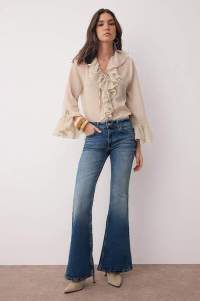 Trendyol Collection Blaue, detaillierte Schlagjeans mit niedriger Taille TWOAW26JE00043