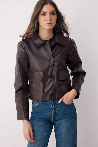 Trendyol Collection Dunkelbraune Kunstlederjacke mit Hemdkragen TWOAW26CE00008