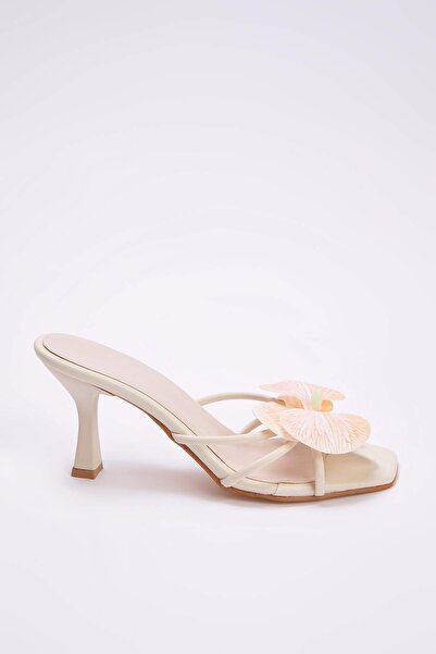 TRENDYOL SHOES Dámské pantofle na tenkém podpatku s detailním čtvercovým nosem v bílé barvě TAKSS25TO00106