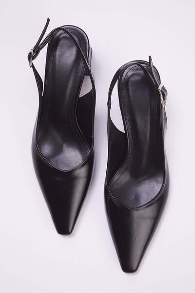 TRENDYOL SHOES Black Patent Leather Buckle Detailed Pointed Toe Women's Block Heeled Shoes 
 Takeaw26To00010