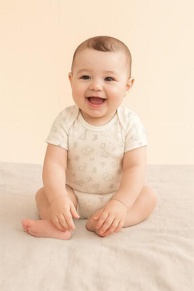 Boumini Short Sleeve Cotton Baby Bodysuit - Envelope Collar, Giraffe Cream