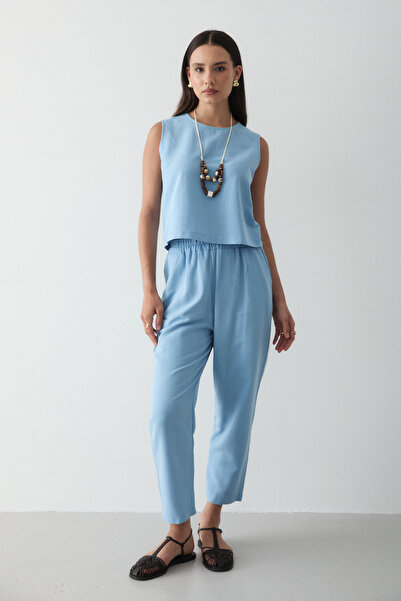 JASTE طقم بلوزة نسائية بتفاصيل قلادة زرقاء وبنطلون مطاطي من الكتان