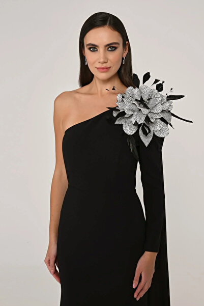 ALFABETA KADIN ABİYE TEK OMUZ ÇİÇEK AKSESUARLI SATEN ŞALLI KREP UZUN ELBİSE