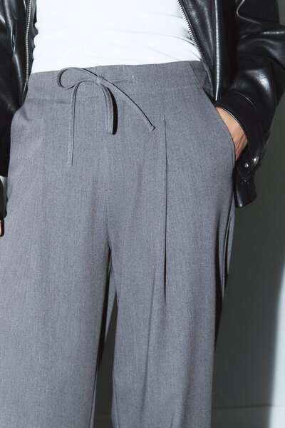 Stradivarius Pili Detaylı Bağcıklı Kumaş Pantolon