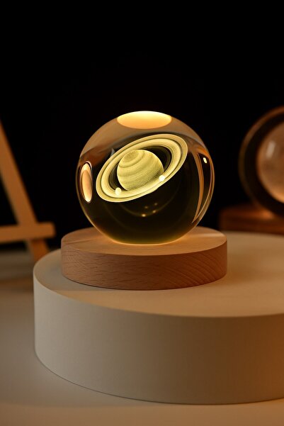 HediyeFilesi 3D Satürn Kristal Küre Lamba – USB li Gün Işığı LED Işıklı Ahşap Standlı Dekoratif Masa Lambası