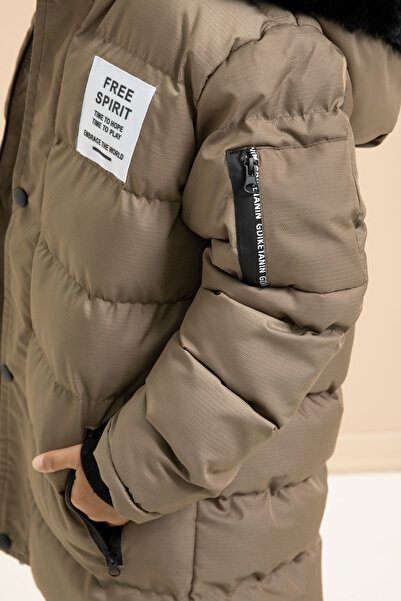 Cansın Mini Erkek Çocuk Kahverengi Yazılı Arma Detaylı İçi Kürklü Kapüşonlu Şişme Mont 21369