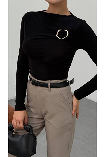 Butik Beyza Sandy Flexible Μπλούζα με Λεπτομέρεια Αξεσουάρ στήθους