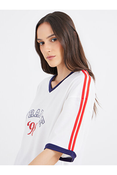 Styli Women Off White Slogan Print V Neck Oversized T-Shirt