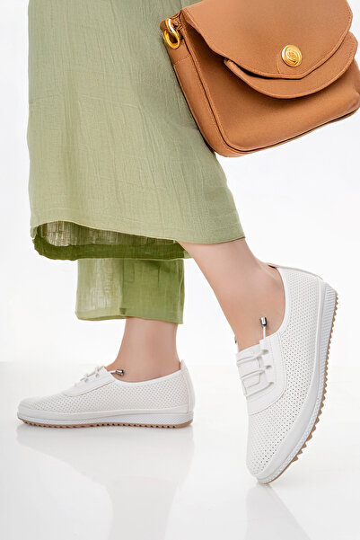 Cappale أحذية راقصة الباليه المثقوبة للمرأة البيضاء