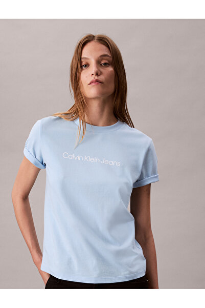 Calvin Klein تي شيرت نسائي كلاسيكي من كالفن كلاين باللون الأزرق مع شعار مطبوع وفتحة رقبة دائرية