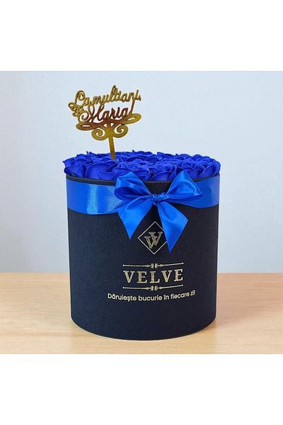 velve Aranjament Radiance, cutie neagra, 25 trandafiri din sapun, topper " La multi ani Maria! ", Albastru