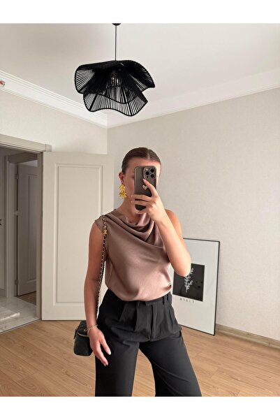 BAŞARAN Μπλούζα από σατέν καφέ με γιακά Degaje