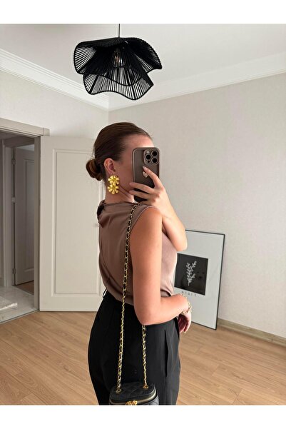 BAŞARAN Μπλούζα από σατέν καφέ με γιακά Degaje