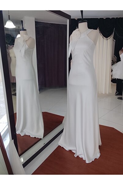 ÖZEL DİKİM Beyaz halter yakalı çiçek detaylı uzun abiye