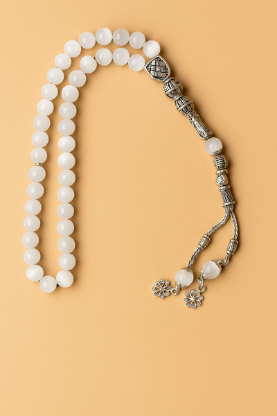 ABAS سبحة بتصميم خاص من الحجر الطبيعي عين القط، أنيقة ومتينة.