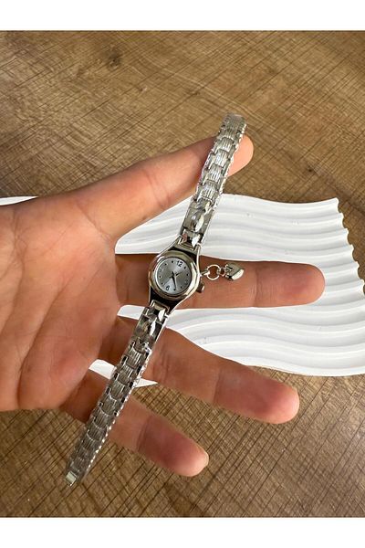 LOOQ Mimimal Women's Wristwatch with Heart Figure