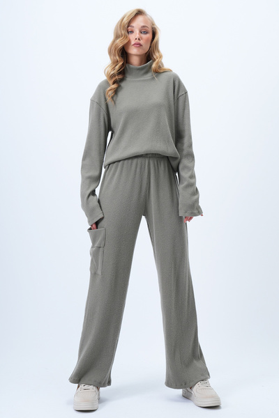 Trend Alaçatı Stili Women's Khaki Turtleneck Soft Textured Oversize Blouse and Cargo Pocket Pants Set Alc-X14381