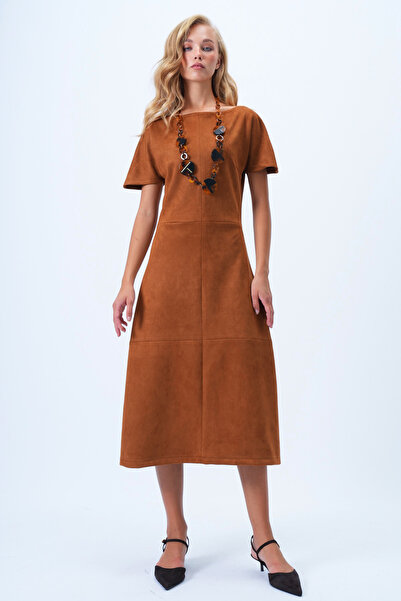 Trend Alaçatı Stili Kadın Taba Kayık Yaka Gizli Fermuarlı Pens Ve Dikiş Detaylı Süet Deri Elbise Alc-X14405