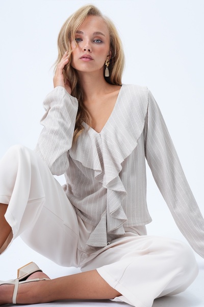 Trend Alaçatı Stili Women's Beige V-Neck Front Ruffle Blouse Alc-X14361