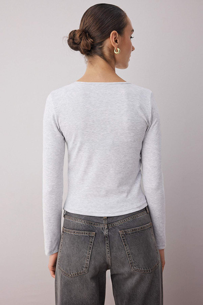 Trendyol Collection Grau melierte, figurbetonte/eng anliegende Double-Look-Bluse mit halbem Reißverschluss und doppelter Strickstruktur TWOAW26BZ00031