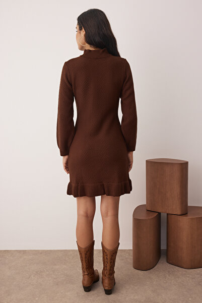 Trendyol Collection Hnědé rovné krátké / mini nařasené úpletové šaty s límečkem TWOAW26EL00099