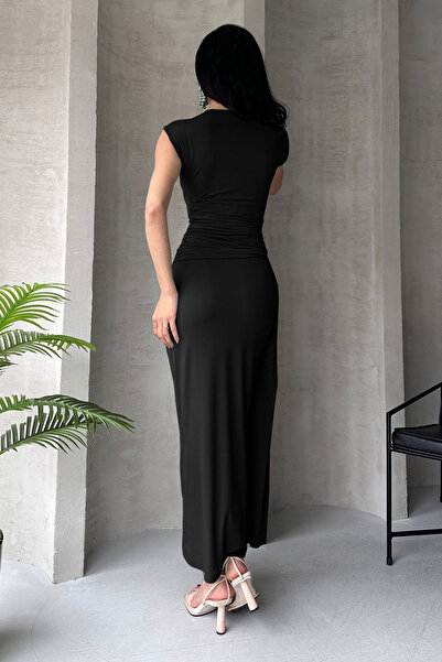 Trendyol Collection Schwarzes, figurbetontes Maxi-Abendkleid für den Abschlussball TPRSS25EL00316
