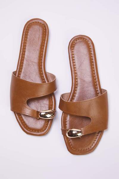 TRENDYOL SHOES Karamellbraune Damen-Hausschuhe mit Daumen-Detail TAKSS25TE00072