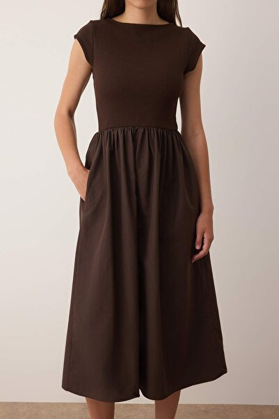 Trendyol Collection Hnědý top s pružným žebrovaným lemem a širokým kontrastním tkaným švem z froté TWOSS25EL00873