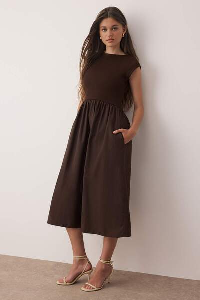 Trendyol Collection Καφέ φόρεμα με ελαστικό κορδόνι στο επάνω μέρος και φαρδύ υφαντό αντίθεσης από τερικό βαμβάκι στο κάτω μέρος TWOSS25EL00873