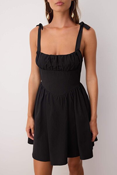 Trendyol Collection Popelínové tkané šaty s černým límečkem a mašlí TWOSS25EL00891