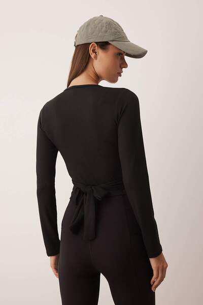 Trendyol Collection Μαύρο ύφασμα Diver/Scuba Crop Πλεκτό αθλητικό μπλουζάκι/μπλούζα THMAW26BZ00005