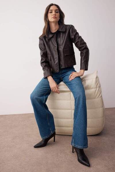 Trendyol Collection Dunkelbraune Kunstlederjacke mit Hemdkragen TWOAW26CE00008