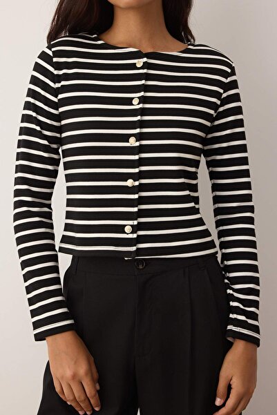 Trendyol Collection Μαύρη ριγέ βάτα με λεπτομέρεια με κουμπιά κανονική/κανονική εφαρμογή Interlock εύκαμπτη πλεκτή μπλούζα TWOAW26BZ00017