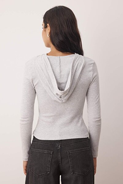 Trendyol Collection Snow Melange Kapuzen-Strickbluse mit Knöpfen und figurbetonter Passform TWOAW26BZ00033