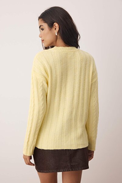 Trendyol Collection Żółty, miękki, teksturowany sweter z dzianiny z włosiem TWOAW26KZ00184