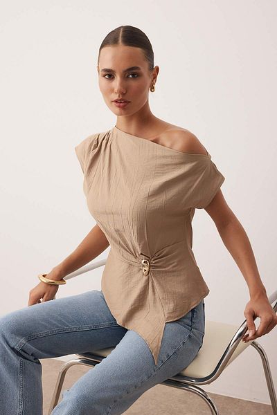 Trendyol Collection Bluză maro cu decolteu barcă, cu detaliu de cataramă, țesută TWOAW26BZ00058