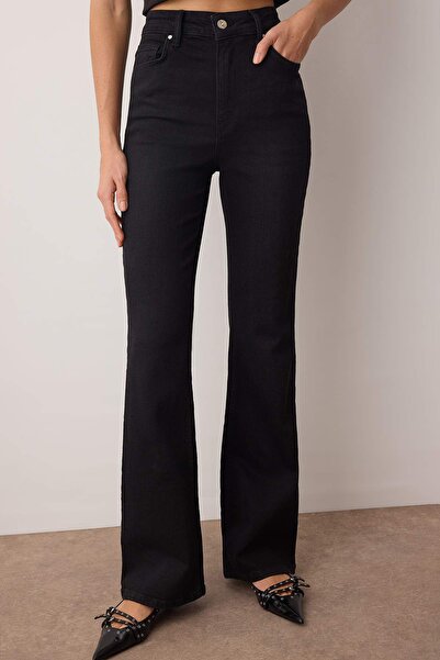 Trendyol Collection Černé džíny s normálním pasem, pohodlné/pružné, rozšířené nohavice TWOAW26JE00049