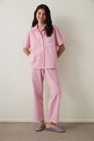 Penti Lilafarbenes Pyjama-Set mit Slogan-Print, Hemdkragen, Baumwolle, kurzen Ärmeln und Shorts – Inspiriert von Flora