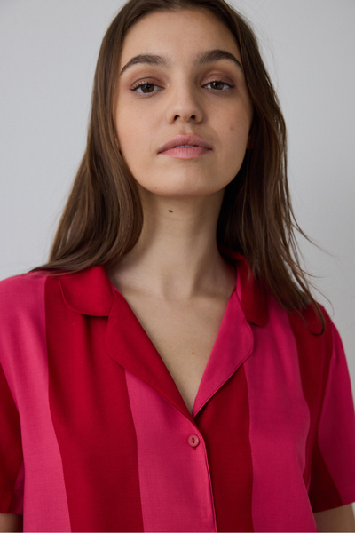 Penti Red For You Pyjama-Set mit gestreiftem Muster, Hemdkragen und kurzen Ärmeln und Shorts