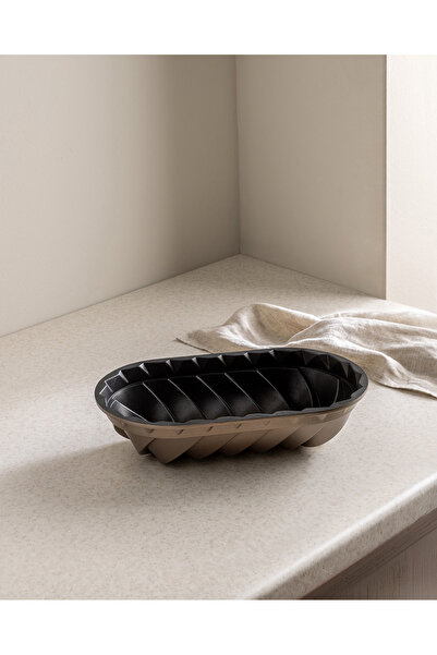 Madame Coco Gold Colored Bonte Baton Cake