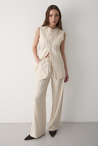 JASTE طقم سترة وبنطلون مخطط بياقة القاضي باللون البيج للنساء مع جيوب