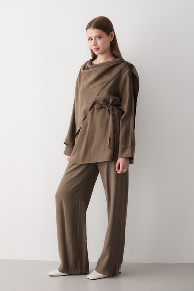 JASTE Kadın Drapeli Kuşaklı Bluz & Bol Paça Beli Lastikli Pantolon Takım