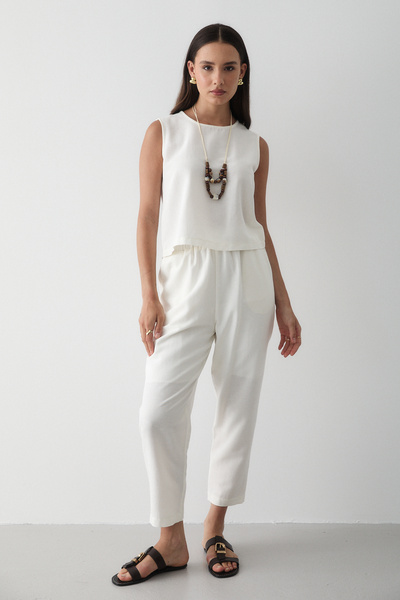 JASTE طقم بلوزة نسائية بيضاء بتفاصيل قلادة وبنطلون مطاطي الخصر من الكتان