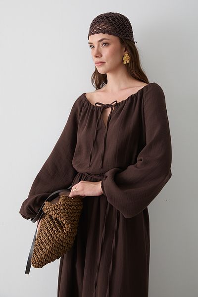 Laluvia Коричнева сукня з мусліну з деталями у вигляді зав'язки - 2004