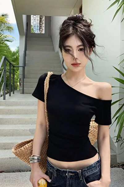 Tarz Cool Μαύρο γυναικείο μπλουζάκι με λαιμόκοψη καραβιού, στενό/λεπτό, από λ...