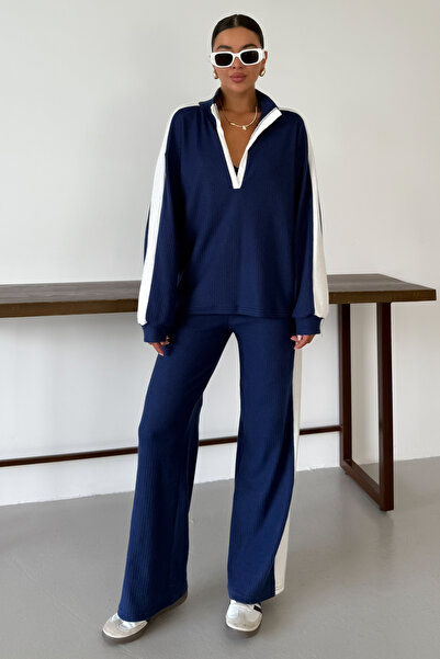 MODAGEN Dámský svetr s výstřihem do V v tmavě modré barvě s bílým proužkem a kalhotami