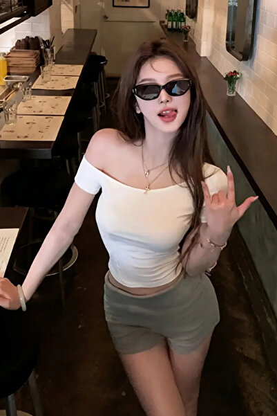 Tarz Cool Λευκό γυναικείο μπλουζάκι με λαιμόκοψη καραβιού, στενό/λεπτό, από λύκρα