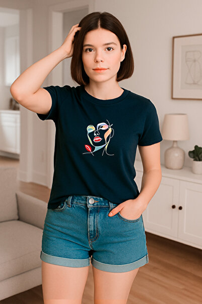 HUBERYWEAR Дамска тъмносиня тениска с цветен портретен принт, свободна кройка...