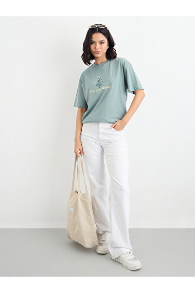 Styli تي شيرت كبير الحجم بأكمام قصيرة وشعار مطرز